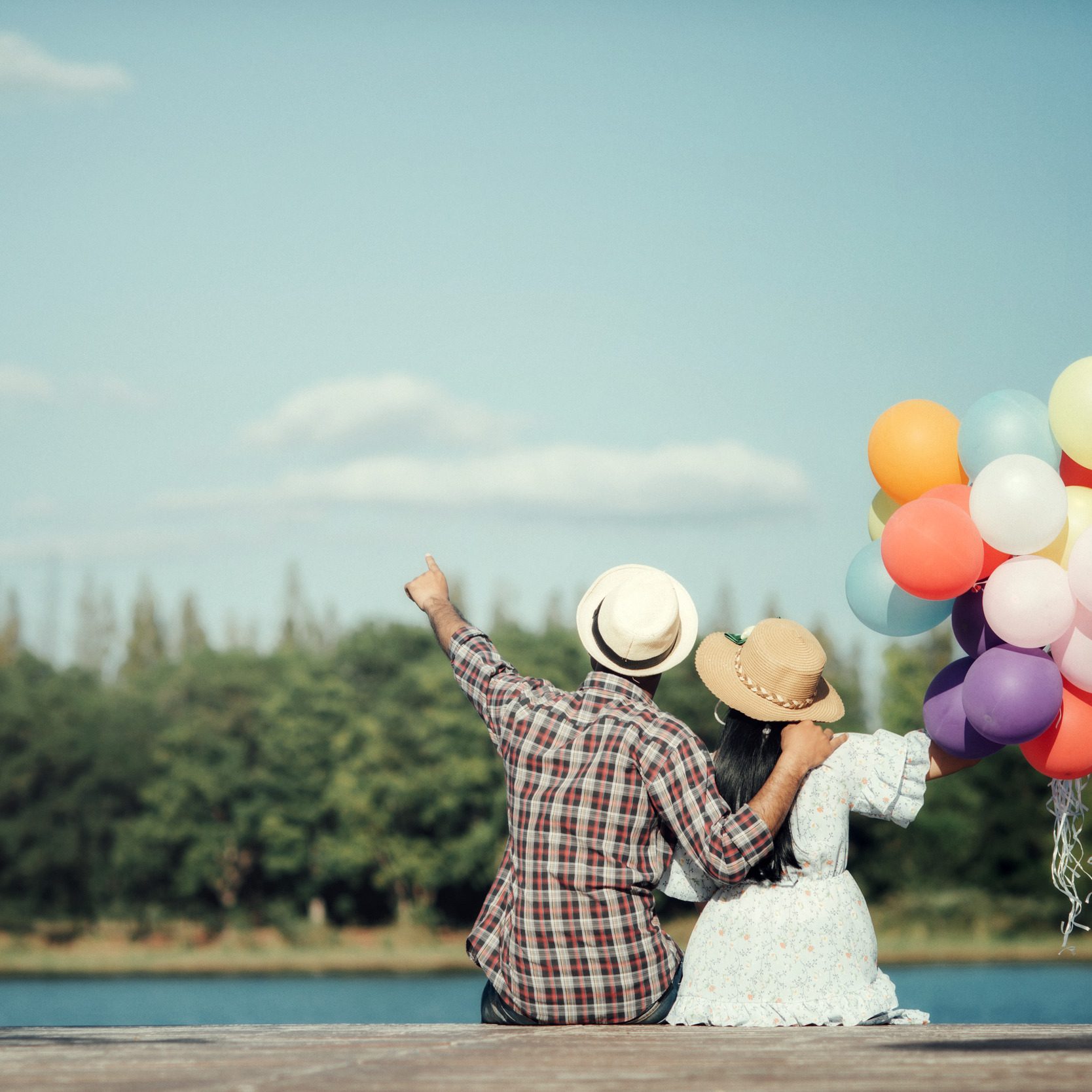 portrait-couple-love-with-balloons-colorful (2)