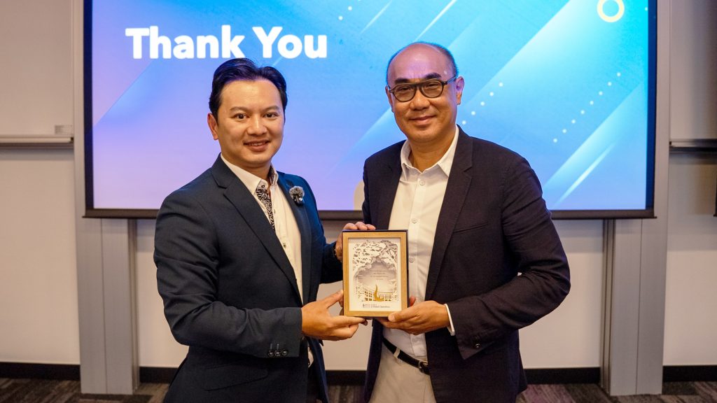 香港科技大學(HKUST)商學院客座副教授 Prof. Frederick Mutto 與 Wayne Ng 合影